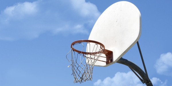 争议！赵睿被抨击发布会无话但手一刻不闲 回怼：我不该出现在世上？