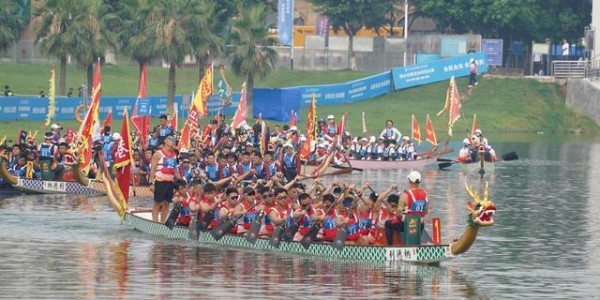 乐鱼体育-群龙竞渡，百舸争流！十五运会群众比赛龙舟项目决赛开赛