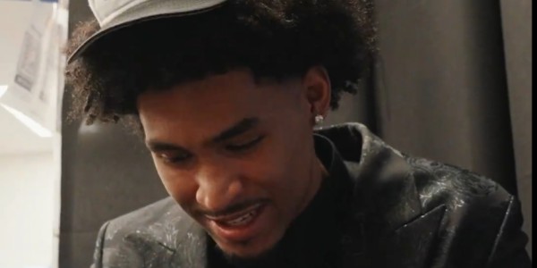 🤝文班亚马与哈珀视频连线：哟！我为马刺打球 我叫维克托！