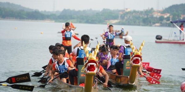 乐鱼体育-群龙竞渡，百舸争流！十五运会群众比赛龙舟项目决赛开赛